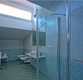 6 bedroom villa with large pool and tennis court near Arezzo, Southern Tuscany, sleeps 12